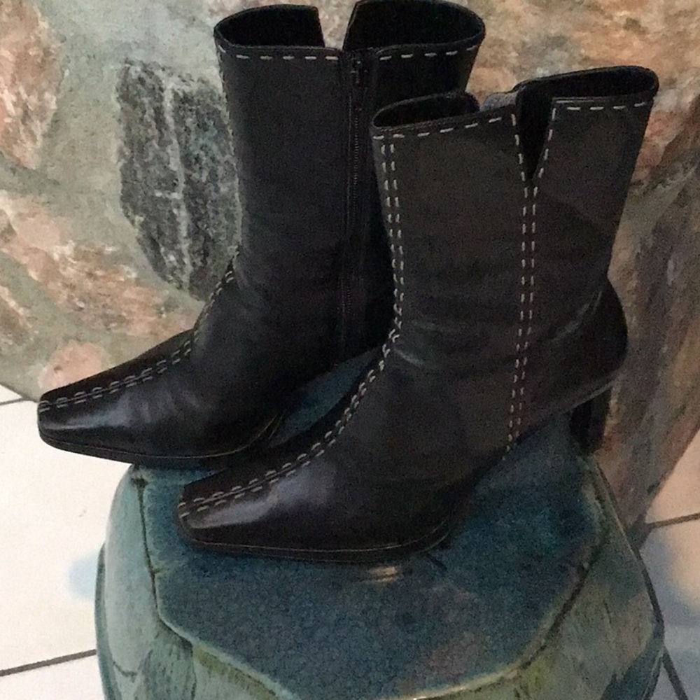 Sooo stylish, mid leg boots , my favorite for mini skirt